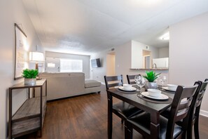 Apartamento, 2 camas Queen, vista para o pátio | Área de estar | TV de tela plana