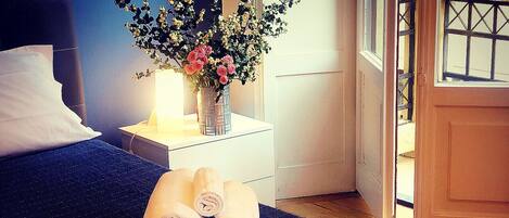 2 habitaciones, caja de seguridad en la habitación y escritorio