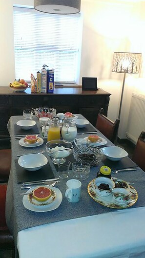 Tägliches nach Wunsch zubereitetes Frühstück (10 GBP pro Person)