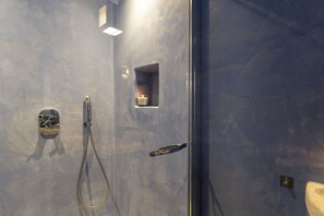 Dusche, Haartrockner, Bidet, Handtücher