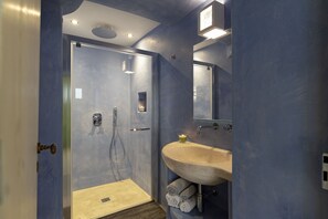 Ducha, secador de pelo, bidé y toallas