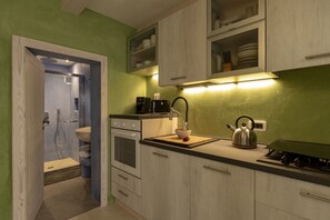 Kühlschrank, Ofen, Geschirrspüler, Wasserkocher mit Kaffee-/Teezubehör