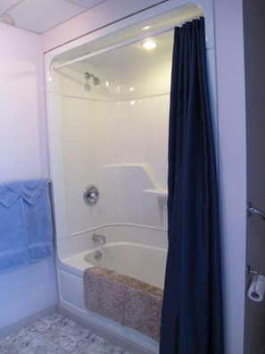 Familienzimmer, 1 King-Bett | Badezimmer | Handtücher