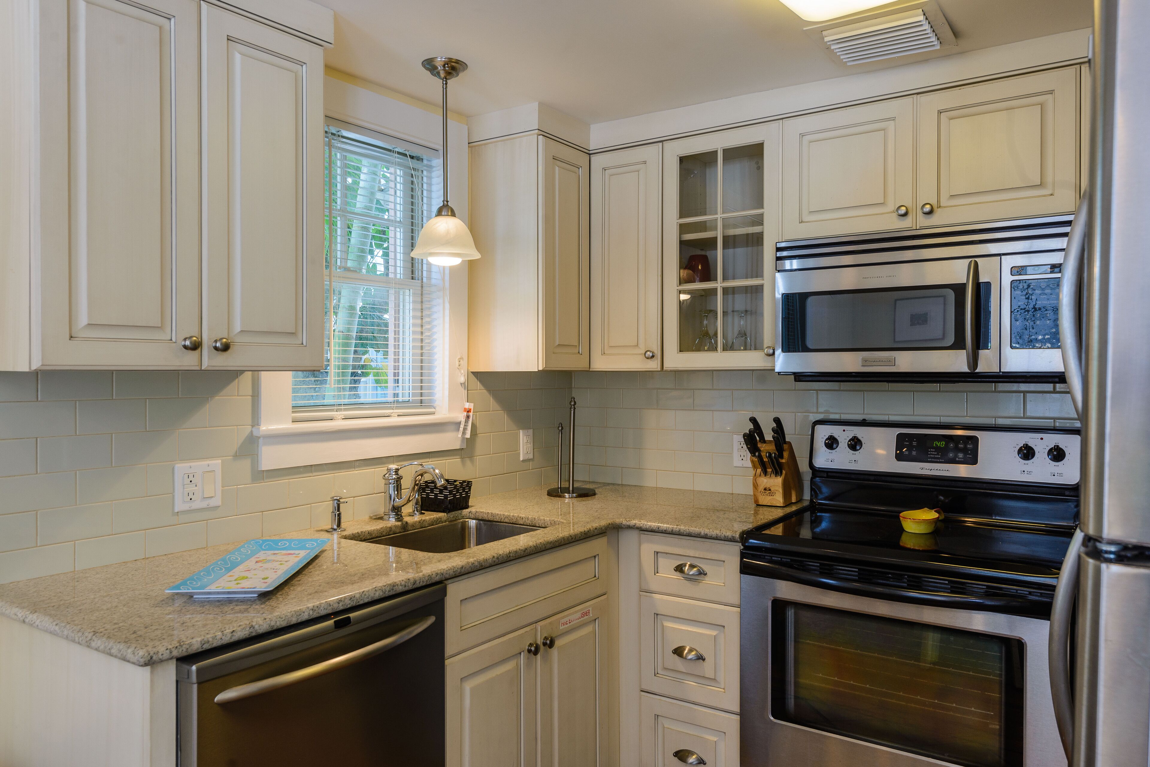 one bedroom loft villa | private kitchen | microwave, coffee/tea maker, paper towels