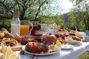 Desayuno con opciones de la cocina local diario (EUR 5 por persona)