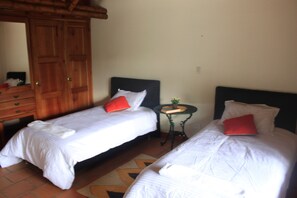 Standard-Dreibettzimmer, Mehrere Betten | Bügeleisen/Bügelbrett, kostenloses WLAN, Bettwäsche