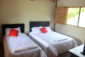 Standard-Dreibettzimmer, Mehrere Betten | Bügeleisen/Bügelbrett, kostenloses WLAN, Bettwäsche