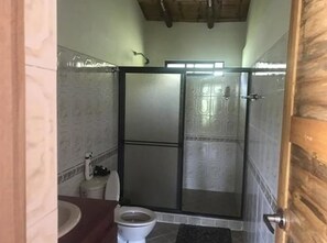 Standard-Doppelzimmer, 1 Doppelbett | Badezimmer | Dusche, kostenlose Toilettenartikel, Handtücher, Seife