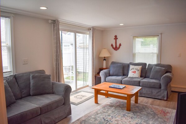 TV - Four bedroom home less than 200 ft to shared/private beach (Dennis Port)