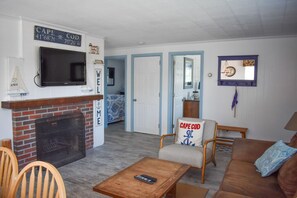 TV - Four bedroom home less than 200 ft to shared/private beach (Dennis Port)