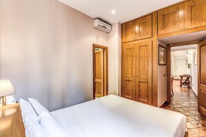 1 chambre, coffre-fort, fer et planche à repasser