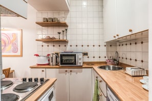 Réfrigérateur, micro-ondes, plaque de cuisson, cafetière/bouilloire