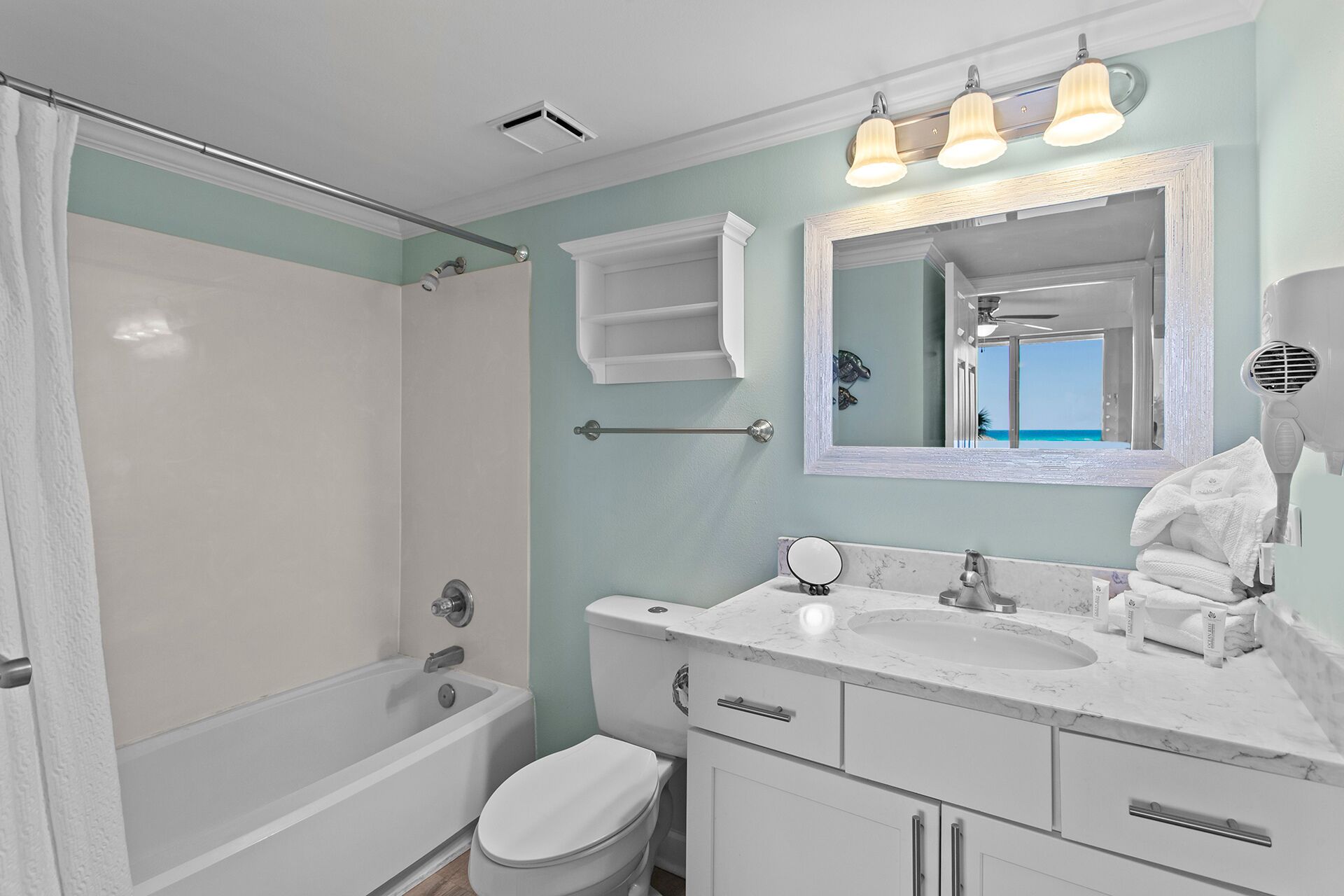 Un baño con bañera, inodoro y lavamanos.