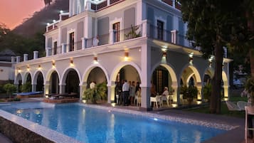 Hồ bơi ngoài trời