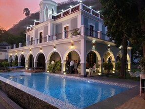 Outdoor pool, open 9:00 AM to 8:00 PM, pool umbrellas, pool loungers - Villa 1927 Arthotel Boutique (Chapala)
