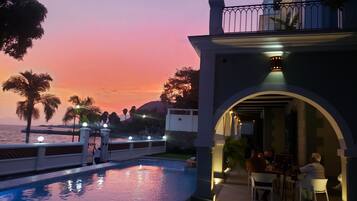 Vista frontal de la propiedad por la tarde o noche