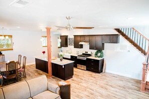 TV, books - Charming and Updated Home Next to Downtown (Grass Valley)