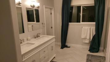 Haartrockner, Handtücher, Seife, Shampoo