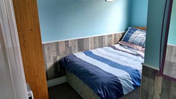 2 bedrooms, iron/ironing board, bed sheets