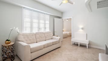 Suite, meerdere bedden, toegankelijk voor rolstoelgebruikers (Courtyard) | Lakens van Egyptisch katoen, luxe beddengoed, een minibar