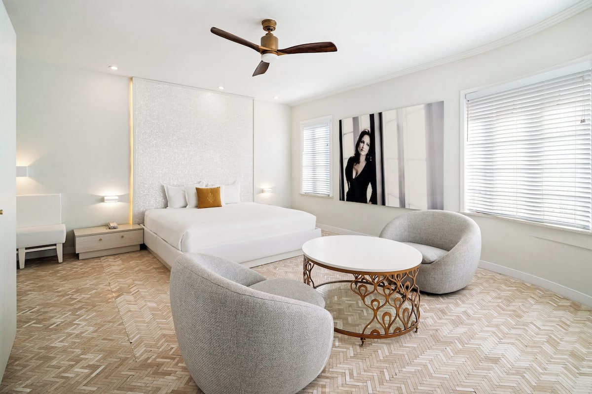 Junior Suite, 1 King Bed | Egyptian cotton sheets, premium bedding, minibar, in-room safe
