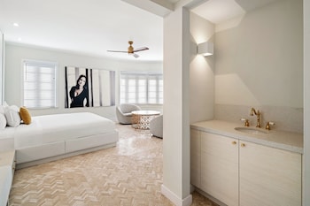 Junior Suite, 1 King Bed | Egyptian cotton sheets, premium bedding, minibar, in-room safe at Cardozo Hotel South Beach