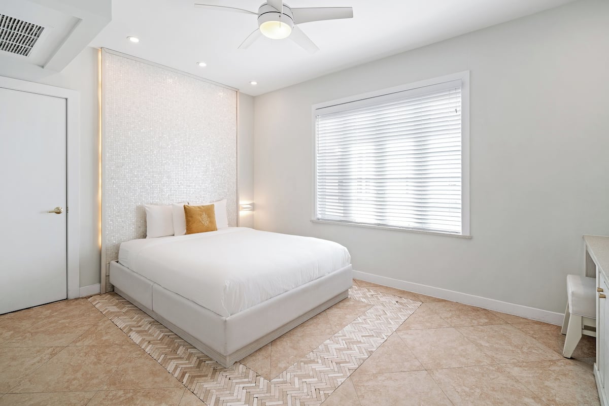 Room, 1 Queen Bed (Cardozo Courtyard) | Egyptian cotton sheets, premium bedding, minibar, in-room safe