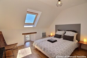 4 habitaciones, escritorio y tabla de planchar con plancha