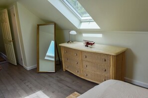 4 bedrooms, iron/ironing board, free WiFi