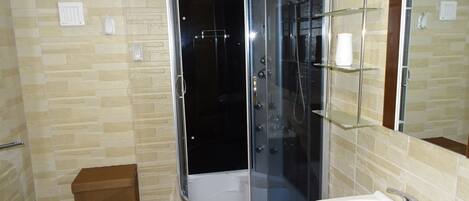 Dusche, Haartrockner, Handtücher, Seife