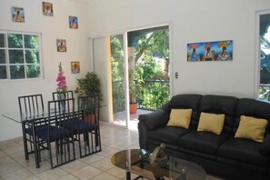 Apartment, 1 Queen-Bett, Gartenblick | Wohnbereich | 32-Zoll-Plasmafernseher mit Kabelempfang, Fernseher