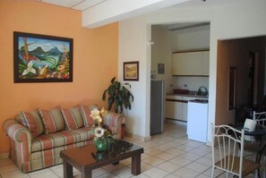 32-inch plasma TV with cable channels, TV - Apart Hotel Valle Verde (San Salvador)