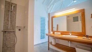 Shower, hair dryer, towels - Villa Morgan, modern, heated pool and close to amenities (Saint-François)