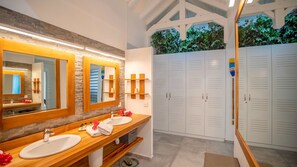 Ducha, secador de pelo, toallas