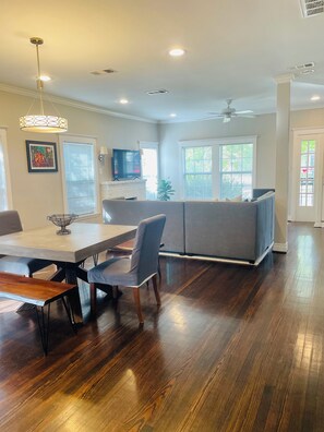 Dining - Charming 2 Bed Bungalow in Heart of Montrose (Houston)