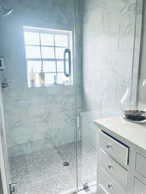 Ensemble douche/baignoire, sèche-cheveux, serviettes fournies, savon