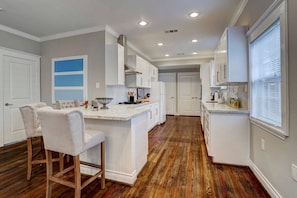 Fridge, microwave, oven, stovetop - Charming 2 Bed Bungalow in Heart of Montrose (Houston)