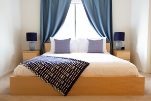 2 slaapkamers, een bureau, een strijkplank/strijkijzer, reisbedje