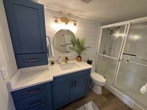 Combined shower/tub, hair dryer, towels - Direct Gulf View, Beach Condo on Manasota Key, FL (Englewood)