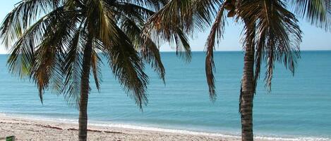 En la playa, sillas reclinables de playa, toallas de playa