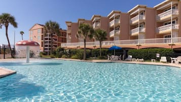 Alberca al aire libre y alberca climatizada