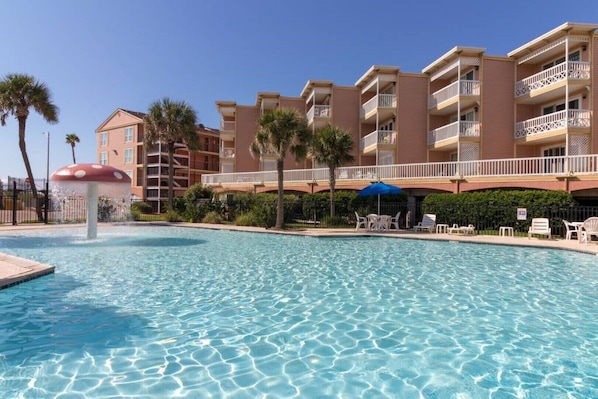 Alberca al aire libre y alberca climatizada