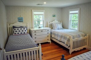 2 bedrooms, iron/ironing board, free WiFi