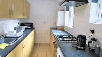 Full-size fridge, microwave, oven, cookware/dishes/utensils