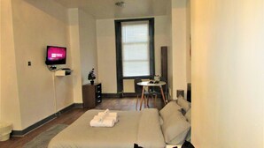 Elite Double or Twin Room, 1 King Bed with Sofa bed | Egyptian cotton sheets, premium bedding, soundproofing - Home away from home (London)
