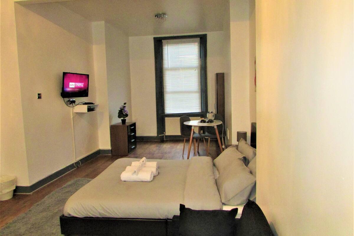 Habitación Elite con 1 cama matrimonial o 2 individuales, 1 cama King size y sofá cama | Sábanas de algodón egipcio y ropa de cama de alta calidad