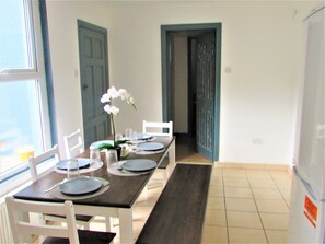 Full-size fridge, microwave, oven, cookware/dishes/utensils - Home away from home (London)