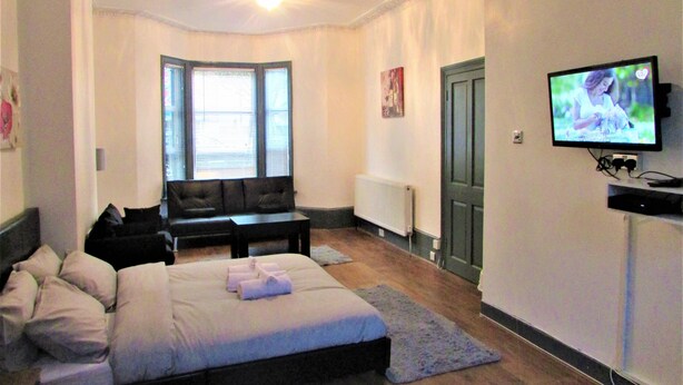 Elite Double or Twin Room, 1 King Bed with Sofa bed | Egyptian cotton sheets, premium bedding, soundproofing - Home away from home (London)