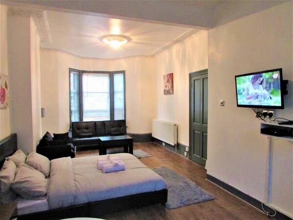 Elite Double or Twin Room, 1 King Bed with Sofa bed | Egyptian cotton sheets, premium bedding, soundproofing - Home away from home (London)