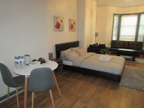 Elite Double or Twin Room, 1 Katil Raja (King) dengan Katil Sofa | Cadar kapas Mesir, peralatan tempat tidur premium, kalis bunyi 